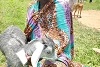 Adior retient à peine sa fierté en exhibant la chèvre laitière qu’elle a reçue grâce aux dons de CSI en plus d’un « kit de survie » et de plusieurs kilos de nourriture. (csi)