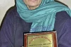 Fehmida avec le prix gagné par son fils : avant sa mort, il avait été élu étudiant de l’année 2006. (csi)