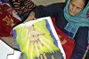 Comme s’il avait pressenti son destin tragique… Fehmida avec un tableau peint par son fils avant sa mort. (csi)