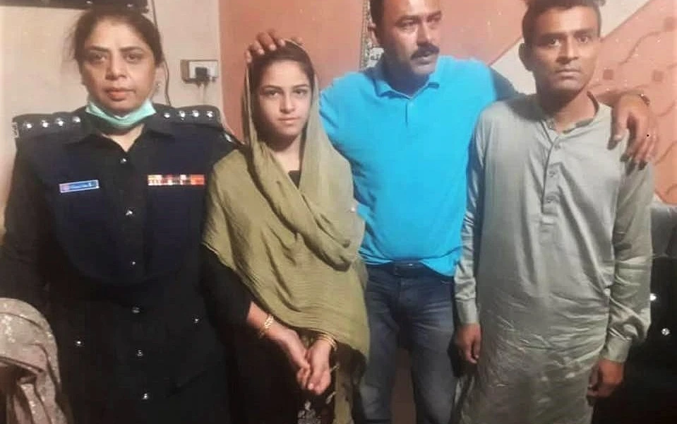 14_Arzoo-Raja-13-year-old-Christian-girl-in-Karachi-and-Ali-Azhar-on-far-right.-Photo-released-by-Sindh-government_msn-1