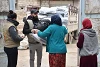 L’équipe de l’EPDC (Saint Ephrem Partriarchal Development Committee) de Hassaké, partenaire de CSI, distribue dans le nord-est de la Syrie des vêtements chauds et des couvertures à des personnes déplacées à la suite de l’opération « Source de paix » menée par la Turquie (février 2020). (csi)