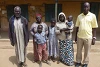 Les membres de cette famille ont tout perdu lorsque Boko Haram a attaqué leur village, y compris leurs vaches. Ils vivent à présent dans un camp à Jos. « Je voudrais pouvoir survenir aux besoins de ma famille, pas juste attendre dans ce camp », déclara le père (à gauche) à Franco Majok (à droite). (csi)