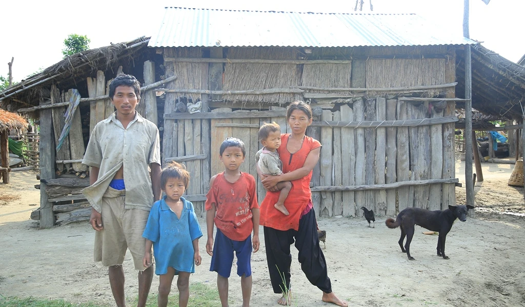 Bhakta Bahadur Chepang vit avec sa famille dans une habitation toute simple au sud du Népal. Durant plusieurs mois, la famille de Bhakta a dû vivre de la charité d’autrui. Maintenant, elle envisage un nouvel avenir grâce à l’élevage de chèvres. (csi)