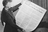 Eleanor Roosevelt tenant la version espagnole de la DUDH en novembre 1949. (wikimedia)