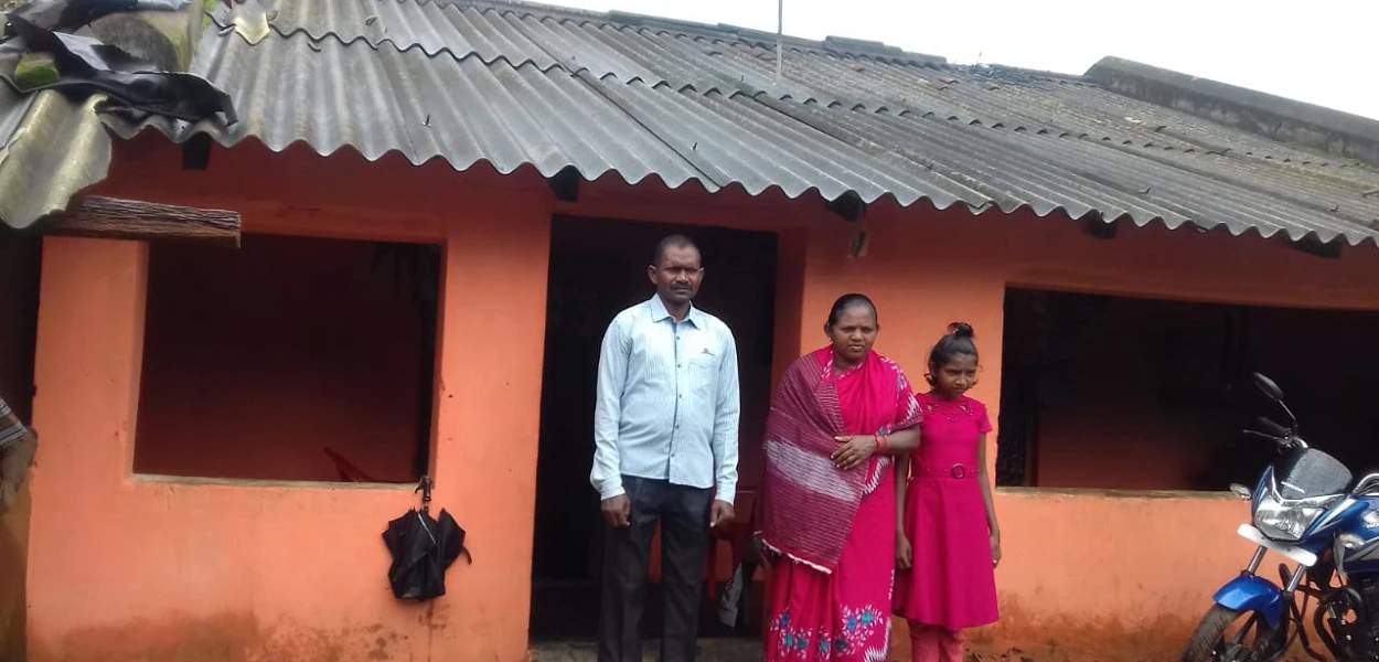 Bijaya Kumar Sanaseth avec son épouse et leur fille ; elles ont dû vivre sans lui pendant de nombreuses années. (mad)
