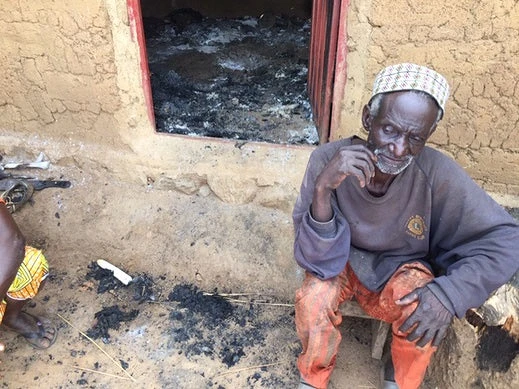 Un homme est assis devant sa maison réduite en cendres dans le sud de l’État fédéré de Kaduna après une attaque perpétrée par une milice peule. (Catholic Diocese of Kafanchan)