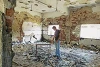 CSI a visité l’école peu après l’attaque de juillet 2013 ; ici le collaborateur CSI Joel Veldkamp dans une salle de classe incendiée. (csi)
