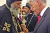 Un moment particulier : le patriarche copte Tawadros II tend sa main à John Eibner. (csi)