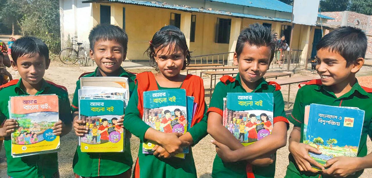 Grâce à l’engagement de CSI et du pasteur Dewan, ces enfants peuvent fréquenter une école rénovée au Bangladesh. (csi)