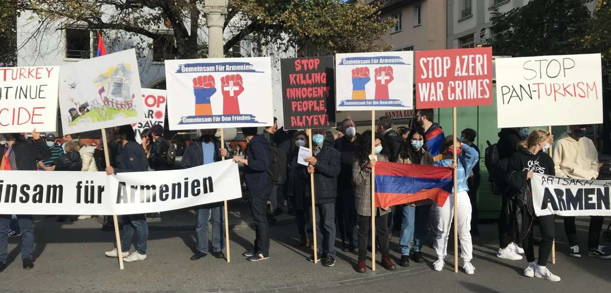 Par de grandes affiches de protestation, les manifestants arméniens donnent un message clair. (csi)