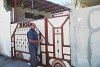 Khaleel Shaaya devant le portail de sa maison pillée. Il ne sait même pas si sa maison existe encore après la nouvelle attaque de l’EI. (csi)