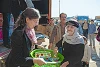 Dans le cadre d’une distribution de colis humanitaires, l’assistante de mission CSI Hélène Rey remet des produits d’hygiène à une femme irakienne. (csi)