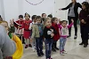 Les enfants de réfugiés saluent les visiteurs et se réjouissent de pouvoir leur présenter une danse. (csi)