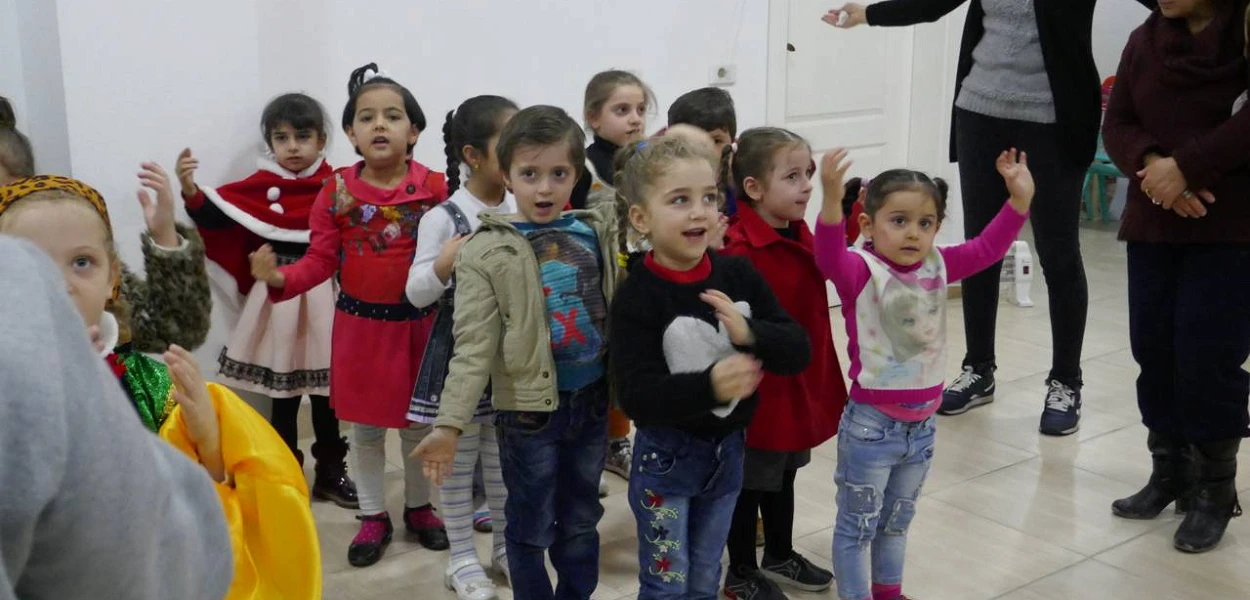 Les enfants de réfugiés saluent les visiteurs et se réjouissent de pouvoir leur présenter une danse. (csi)