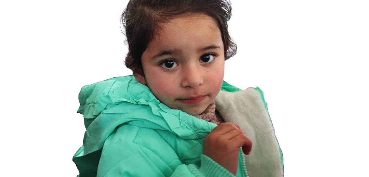 Une fille yézidie parmi les 324 enfants déplacés dans le camp « Esian » qui ont reçu une veste d’hivers ; tous ces enfants sont orphelins, parfois de père et de mère. (csi)