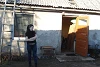 Inita Petrovics devant l’entrée de sa maison. Elle n’abandonne pas sa lutte pour une meilleure vie. (csi)