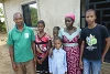 Mercy et Ademdor Agbo avec leur famille. Leur élevage de poules est un succès. (csi)