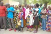 À Maiduguri, des personnes chassées attendent avec patience la distribution de dons humanitaires. (csi)