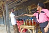 Chioma Dike est une femme d’affaires assidue. Ici, elle vend de l’huile de palme à un client. (csi)