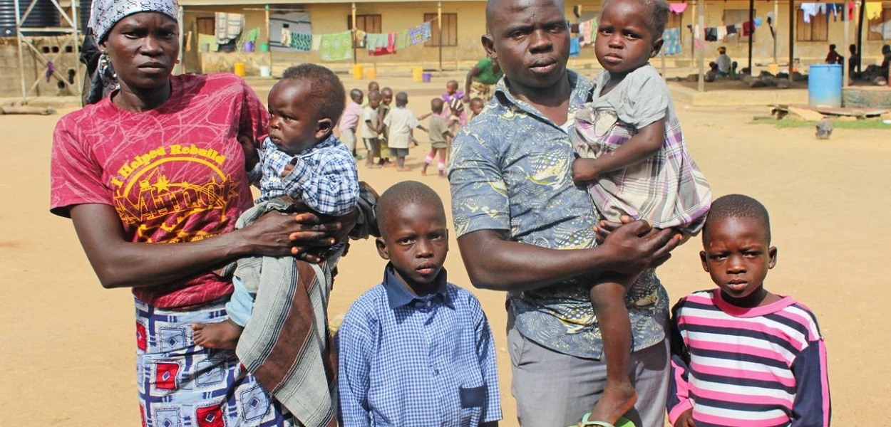 Sina, son épouse Asabe et ses quatre enfants. La famille est reconnaissante de pouvoir vivre en paix dans le camp de réfugiés de Jos. (csi)