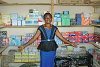 Mary Ejimofor est fière de nous présenter son magasin qu’elle a construit après l’attentat. (csi)