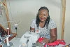 Maria Odobougo avec la nouvelle machine à coudre financée par CSI. (csi)