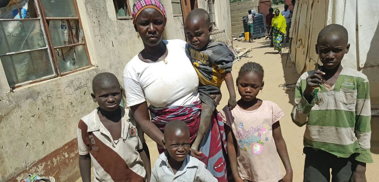 Mary Daniel avec cinq de ses huit enfants dans le camp de réfugiés CAN de Maiduguri. Elle espère revoir son mari et pouvoir offrir une meilleure vie à ses enfants. (csi)
