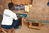 Monica Iliya vit dans un camp de déplacés internes à Maiduguri soutenu par le diocèse catholique. Grâce à son « atelier de couture », elle peut subvenir aux besoins de sa famille. (mad)