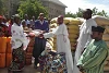 Les collaborateurs de l’évêque de Maiduguri s’engagent sans compter à l’occasion d’une distribution de nourriture aux plus démunis. (mad)