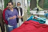 Sohail Johnson (à gauche) et Aslam Sohatra avec une victime de l’attentat de Lahore. (csi)