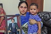 La veuve Sarah et son bébé Areesha avec une photo de Haroon. (csi)