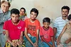 Adnan (T-shirt orange) entouré de sa famille. Il est grièvement blessé. (csi)