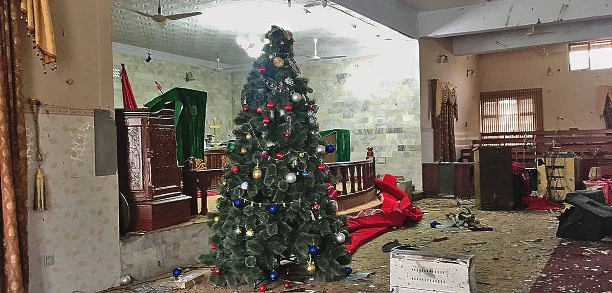 L’église ornée pour Noël est semée d’éclats de verre et de débris, stigmates douloureux de l’attentat à la bombe. (zvg)