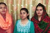 Vasika (à droite) avec ses deux sœurs cadettes Mehak (à gauche) et Roshni ; Mehak a été tuée lors de l’attentat. (zvg)