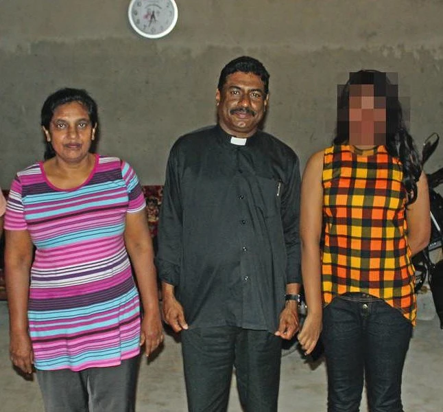 Le pasteur Ravindu (au centre) craint plus pour la vie de sa femme et surtout de sa fille que pour la sienne. (csi)
