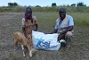 Awein Kuol Lual avec Franco Majok. Le coordinateur de mission CSI lui a donné un « kit de survie » et une chèvre laitière. (csi)