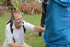 Le président de la direction de CSI Benjamin Doberstein donne une chèvre à une esclave libérée. (csi)