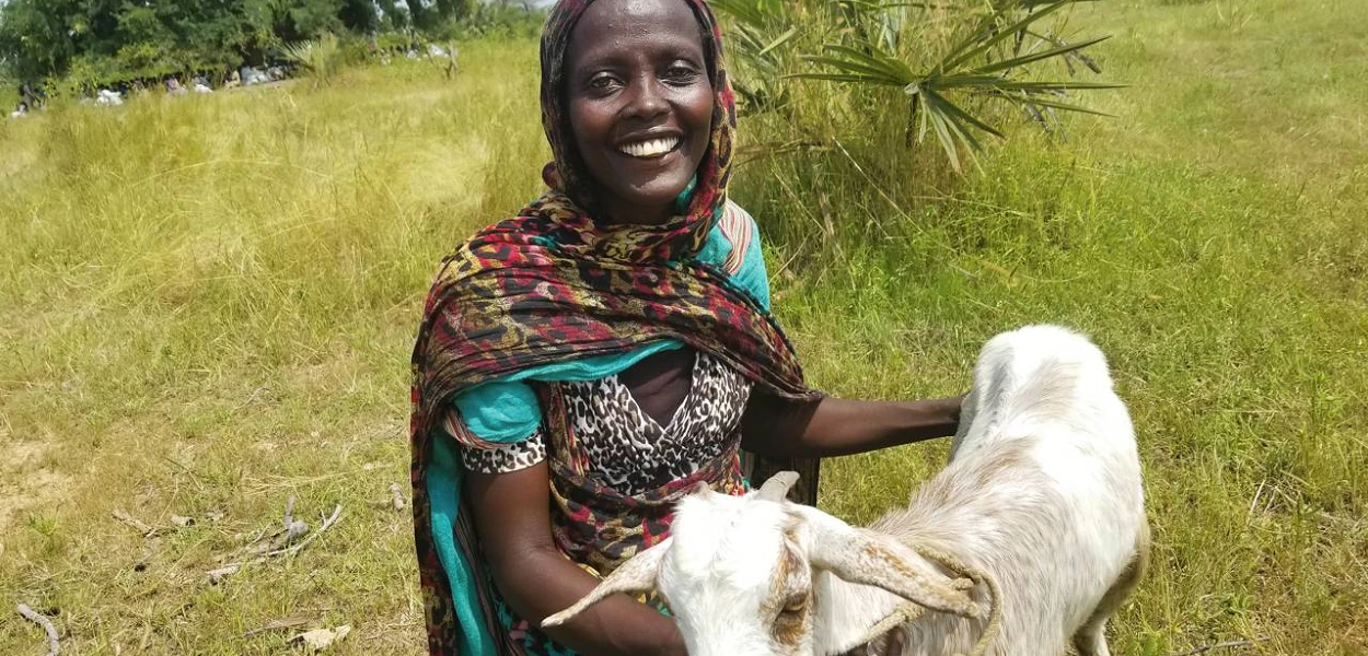 La joie se lit sur son visage : Adut Mathok Aguer n’en revient pas. Elle est libre et a reçu un nouvel avenir grâce à sa chèvre laitière. (csi)
