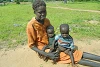 Chan Dut Ajiing et Ngor Dut Ajiing sont des jumeaux âgés de 19 mois. Alors que les enfants sud-soudanais en santé du même âge peuvent déjà courir ci et là, eux ne peuvent même pas marcher : ils sont trop faibles et maigres. (csi)