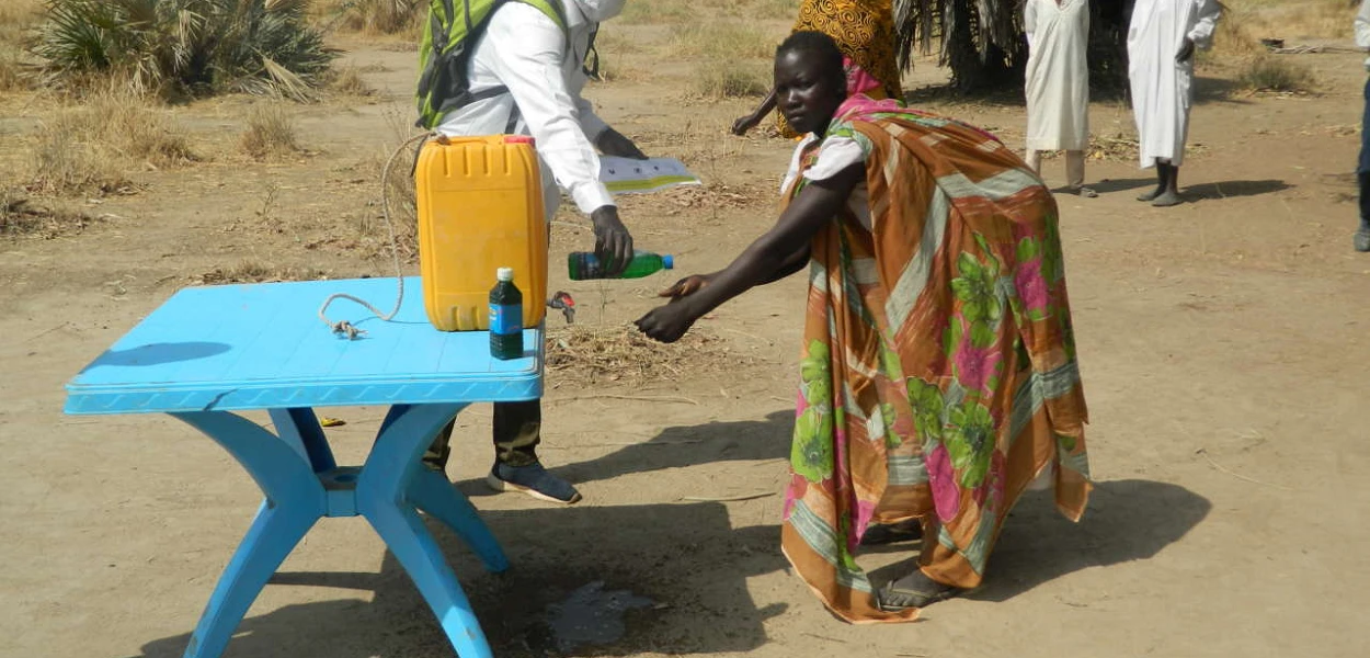 Un bénévole montre à cette esclave affranchie comment il faut se laver correctement les mains. (csi)