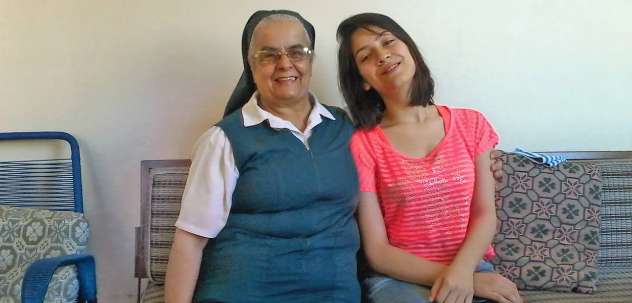 Jamileh (16 ans) souffre de leucémie. Ici, avec Sœur Sara. (csi)