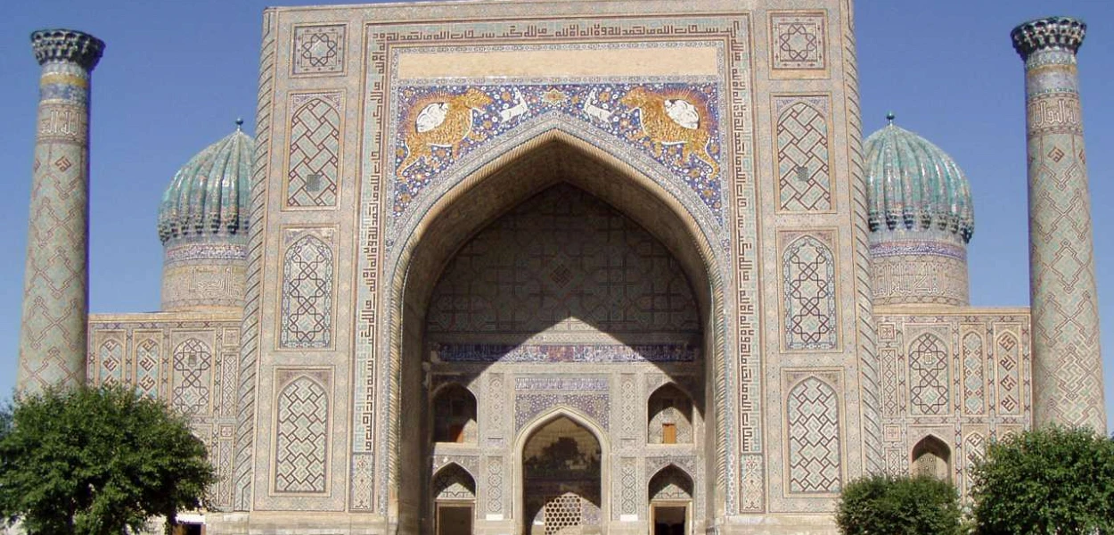 L’école coranique (madrasa) Cher-Dor à Samarkand. La pratique de l’islam et du christianisme est sévèrement contrôlée en Ouzbékistan. (wp)