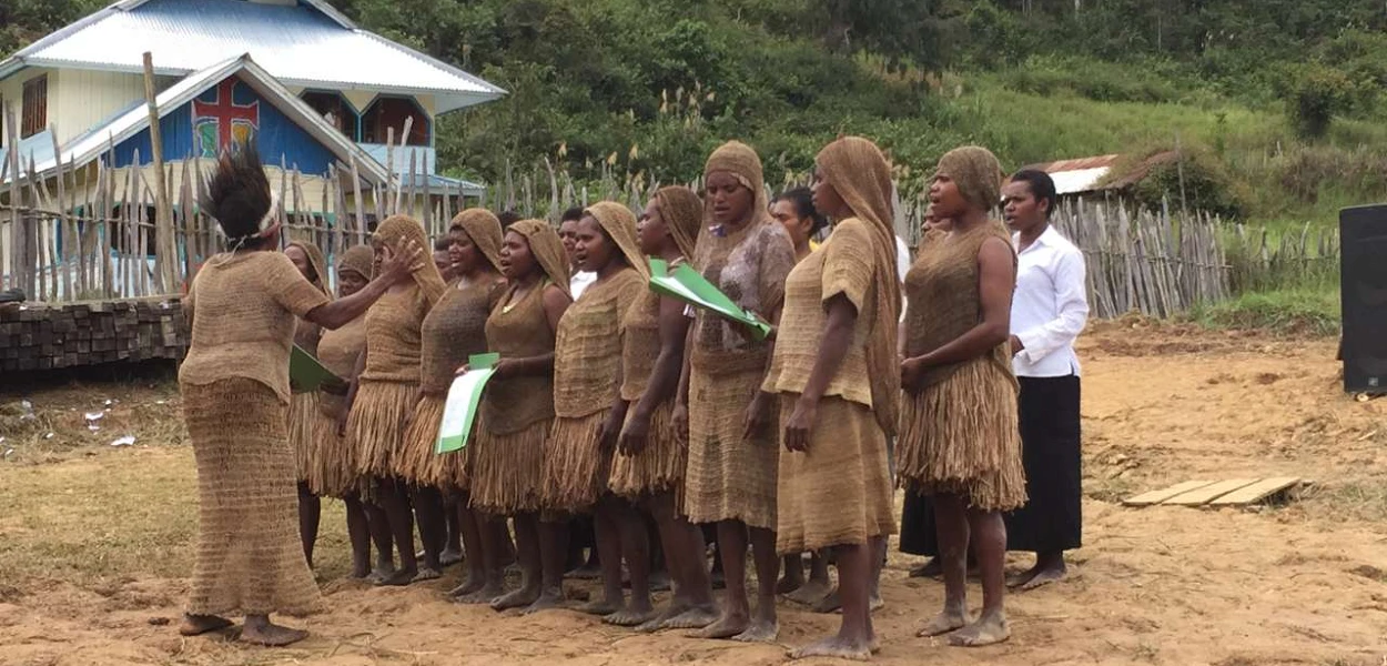 Une chorale de femmes portant les robes traditionnelles de l’ethnie des Mee. Elles chantent lors d’une fête à l’Église du village de Tage. (csi)