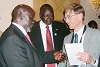 Le collaborateur de CSI Gunnar Wiebalck avec John Garang, le premier vice-président du Soudan. (csi)