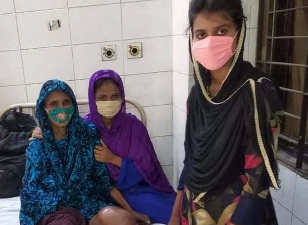 Sakina Begum et ses deux filles. La brave femme aimerait à tout prix prendre part à l’entretien du foyer malgré son lourd handicap. (csi)