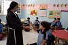 Sœur Nagat distribue des friandises aux enfants à l’occasion de la fête musulmane Mawlid an-Nabi (2020). (csi)