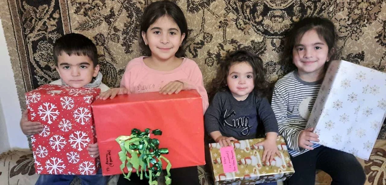 Ces enfants de Stepanakert se réjouissent d’avoir reçu un cadeau de Noël. (csi)